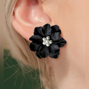 NEW BOUTIQUE BLACK & WHITE FLORAL EARRINGS